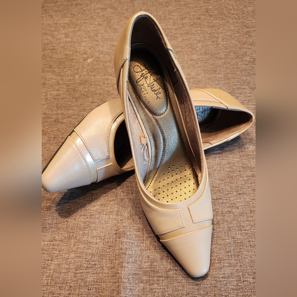Life Stride Taupe Pumps size 7M. 3in heel LIKE NEW! Perfect for Spring & Summer! - Picture 5 of 6